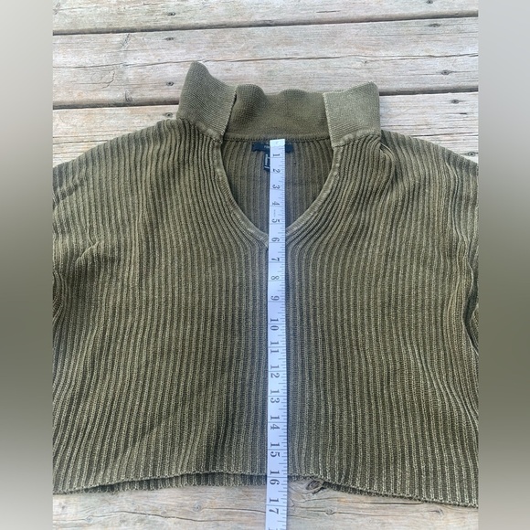 💙 Forever 21 Olive Green Ribbed Knit V-Neck Cropped - Picture 6 of 6